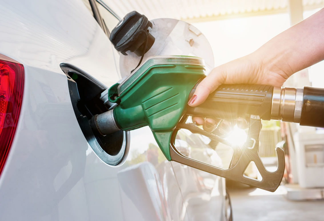 Benzina: rincari vertiginosi fanno schizzare il prezzo oltre i 2 Euro al litro, con aggravi di +168 Euro per il pieno.