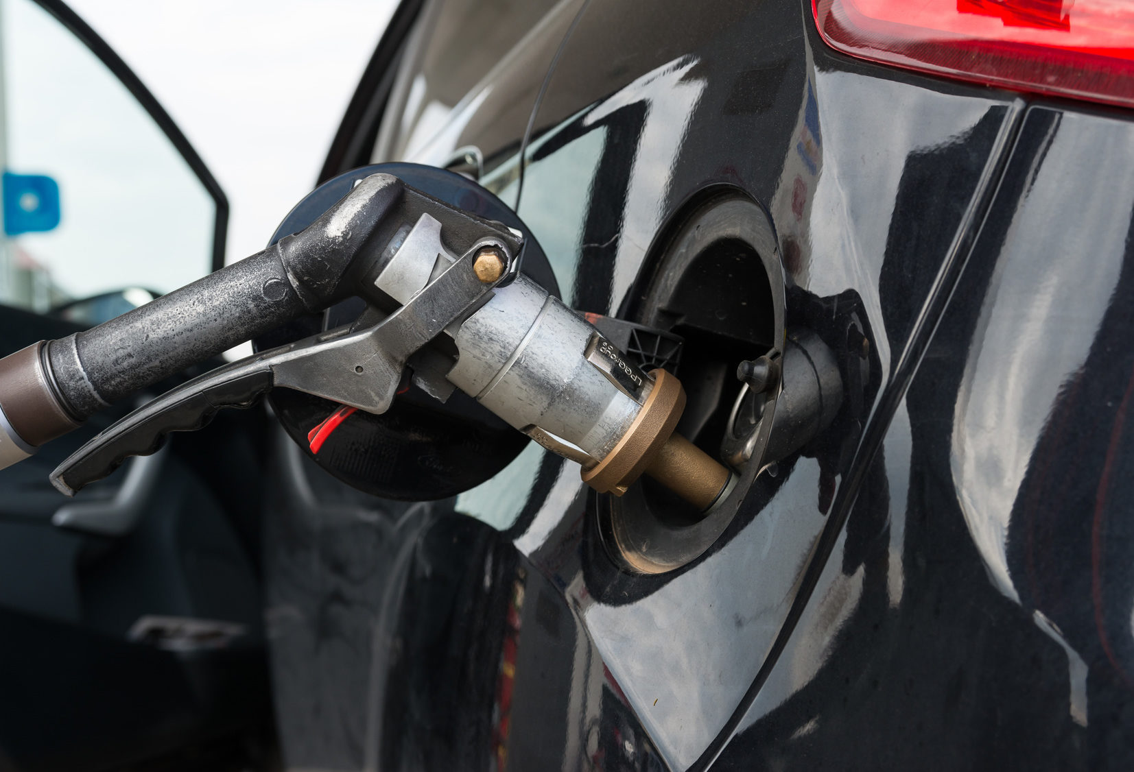 Benzina: i prezzi dei carburanti dovrebbero attestarsi almeno a 32 centesimi in meno. A causa di tale sovrapprezzo gli automobilisti, solo per costi diretti, pagano +384 Euro annui.
