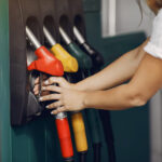 Benzina: sul prezzo attuale pesano ben 18 centesimi di troppo, con ricadute in termini diretti e indiretti di 349,80 euro a famiglia.