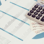 Stangata autunnale: tra settembre e novembre le famiglie faranno i conti con una spesa di 2.924,70 euro per bollette, riscaldamento, visite mediche e prodotti scolastici. Cifre che salgono vertiginosamente se sommiamo le voci relative a benzina e alimentazione.
